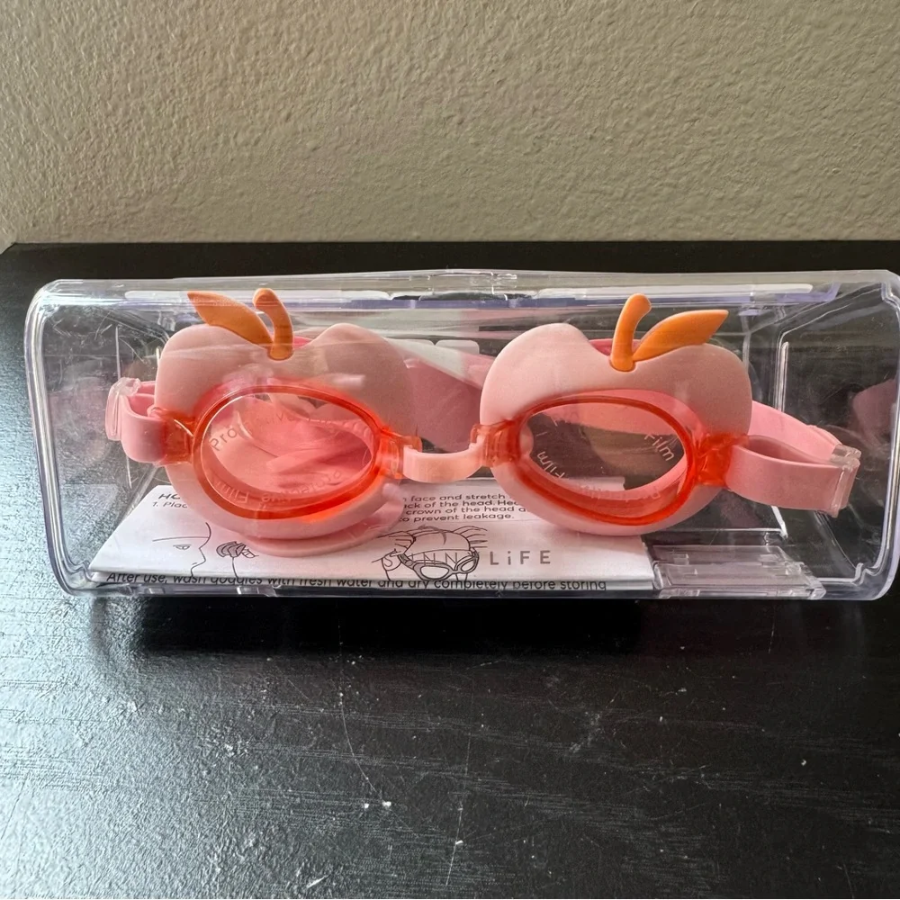 NWT SUNNYLIFE SWIMMING GOGGLES FINN THE FISH Colour Cherry